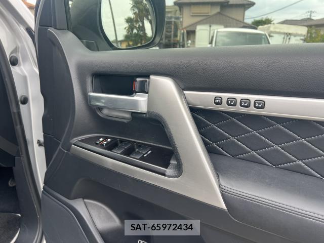 Toyota LAND CRUISER 2017-01 8222714-15