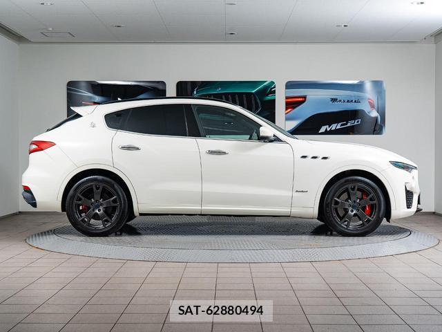 Maserati LEVANTE 2019-09 8221599-14