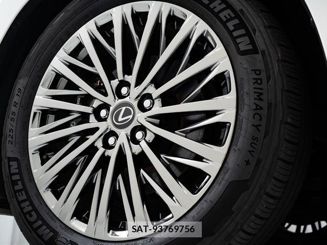 Lexus LM 2024-09 8218478-13
