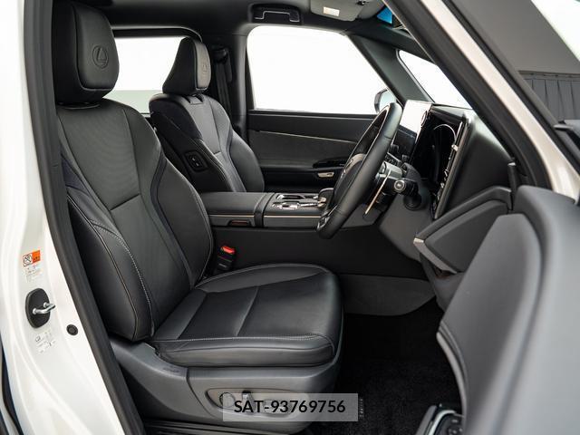 Lexus LM 2024-09 8218478-15