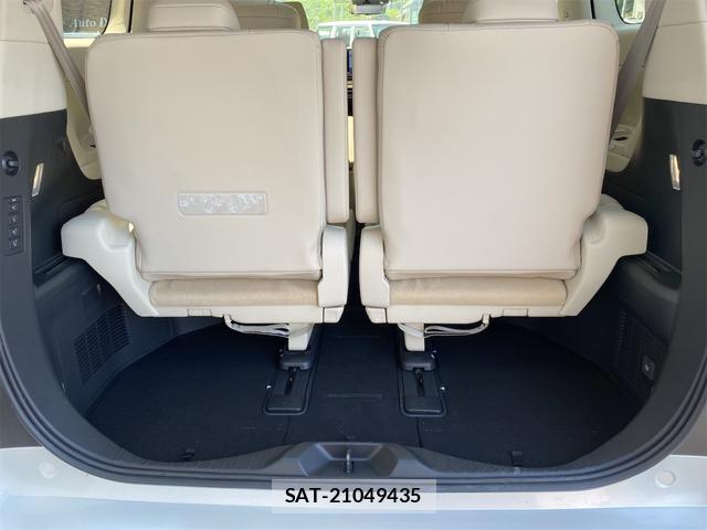 Lexus LM 2025-04 8224310-17