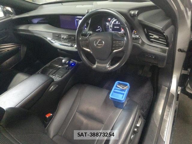 Lexus LS 2018-09 8216984-2