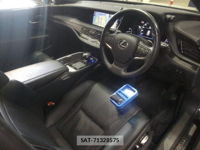 Lexus LS 2019-07 8217007-2