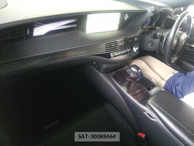 Lexus LS 2017-10 8221437-2