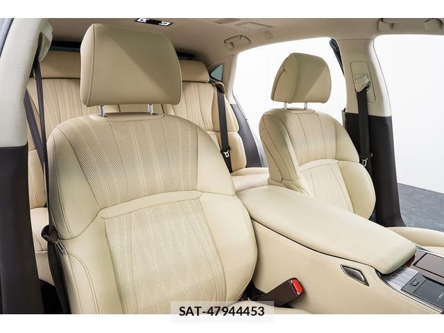 Lexus LS 2019-07 8221751-3