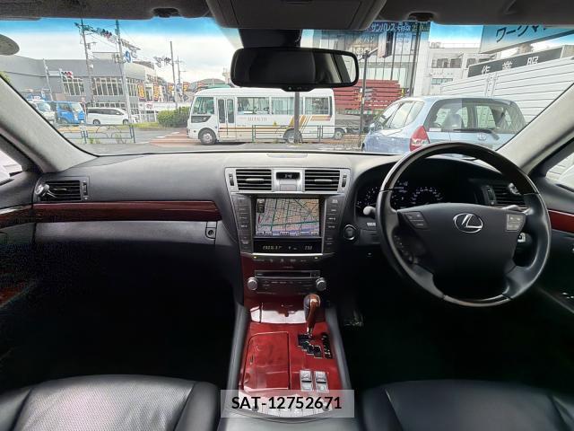 Lexus LS 2011-09 8221836-2