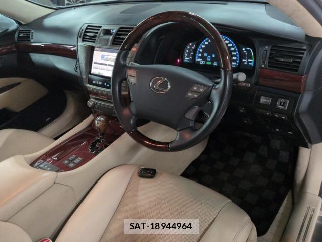 Lexus LS 2011-07 8223362-2