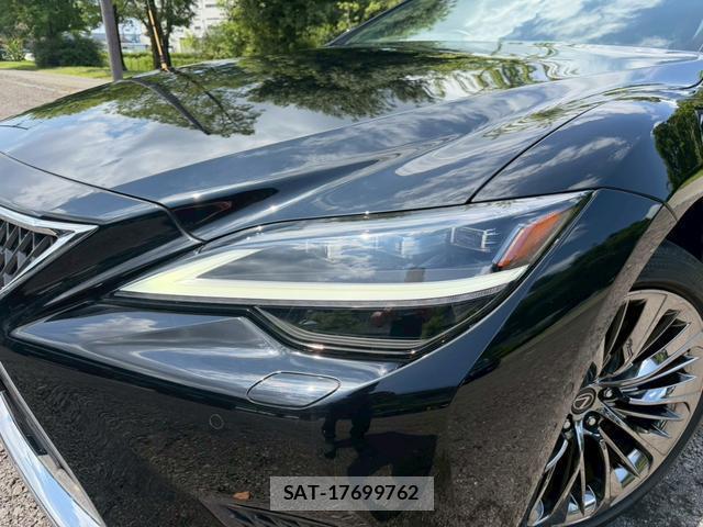 Lexus LS 2021-02 8223804-5