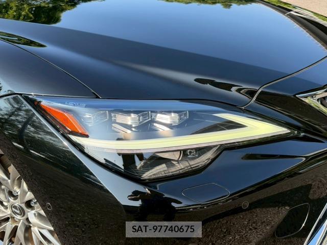 Lexus LS 2021-06 8223809-10