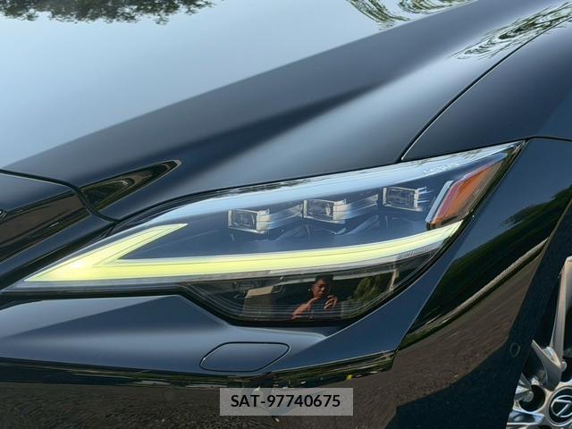 Lexus LS 2021-06 8223809-4