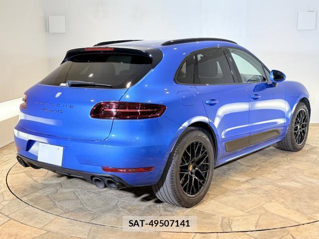 Porsche MACAN 2017-01 8223858-2