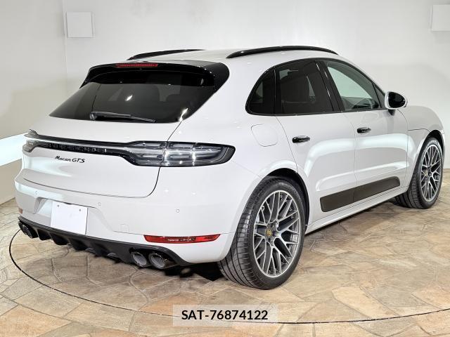 Porsche MACAN 2021-01 8223863-2
