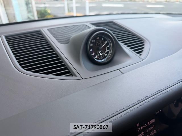 Porsche MACAN 2022-11 8224167-16