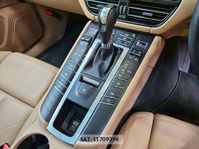 Porsche MACAN 2019-07 8224739-9