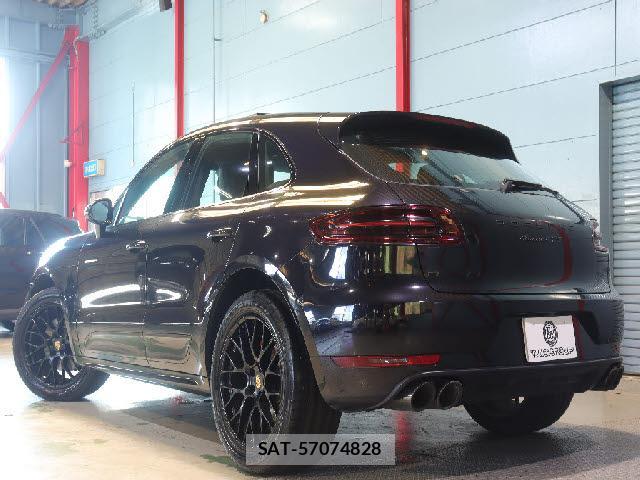 Porsche MACAN 2018-09 8225570-2