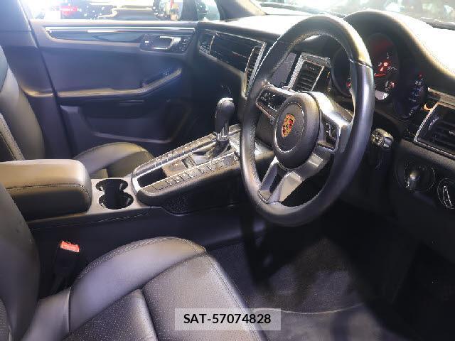 Porsche MACAN 2018-09 8225570-3