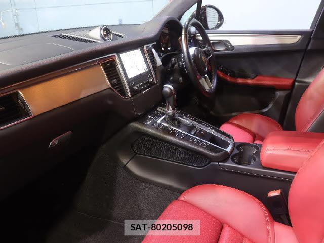 Porsche MACAN 2018-09 8225571-1