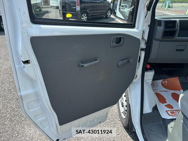 Mitsubishi MINICAB TRUCK 2006-02 8218376-16