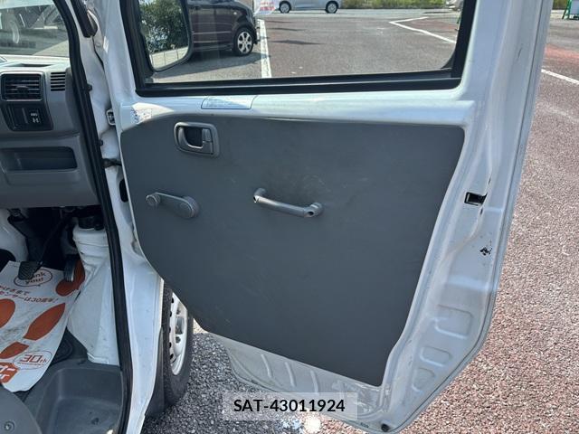 Mitsubishi MINICAB TRUCK 2006-02 8218376-17
