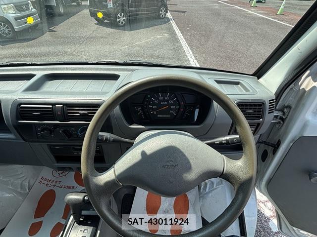 Mitsubishi MINICAB TRUCK 2006-02 8218376-2