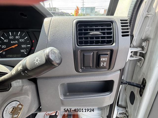 Mitsubishi MINICAB TRUCK 2006-02 8218376-8