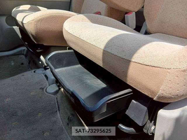Nissan MOCO 2009-10 8216855-18