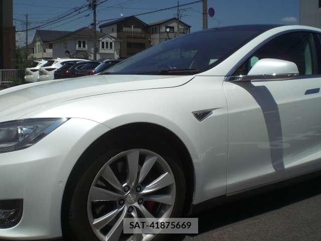 Tesla MODEL S 2014-12 8217114-14