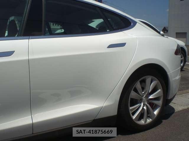 Tesla MODEL S 2014-12 8217114-15