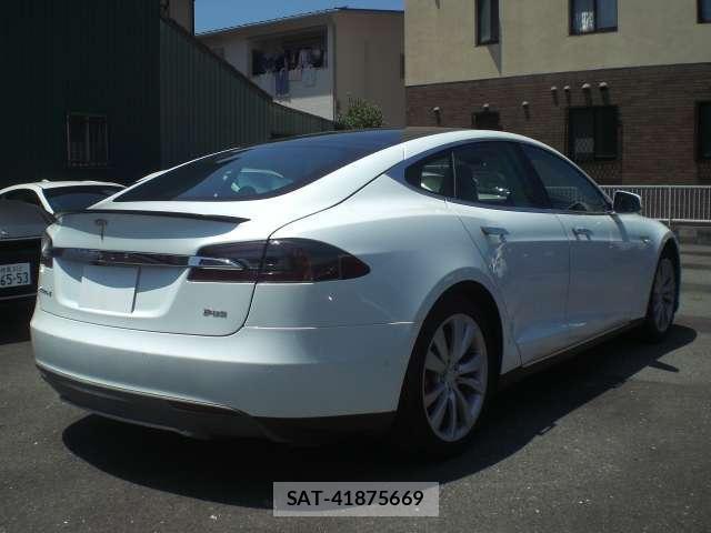 Tesla MODEL S 2014-12 8217114-3