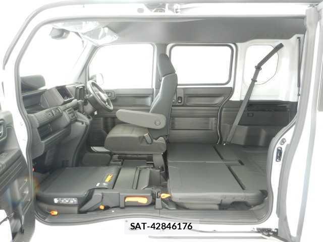 Honda N-VAN 2026-04 8223940-11