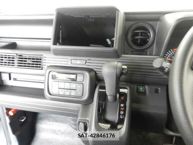 Honda N-VAN 2026-04 8223940-5