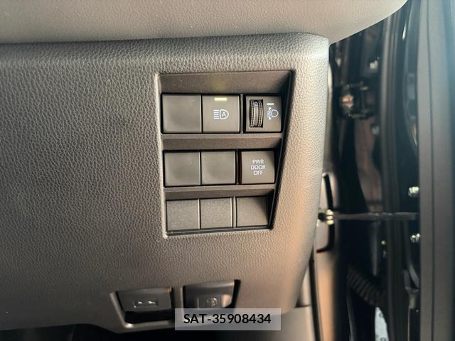Toyota NOAH 2026-05 8216156-13