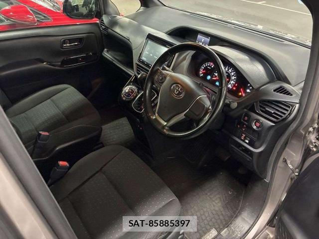 Toyota NOAH 2018-07 8216401-11