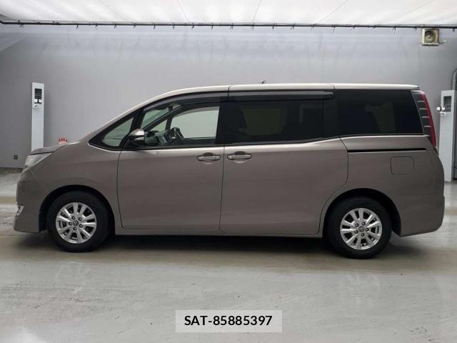 Toyota NOAH 2018-07 8216401-13