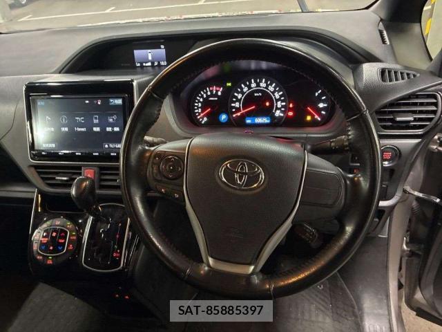 Toyota NOAH 2018-07 8216401-2