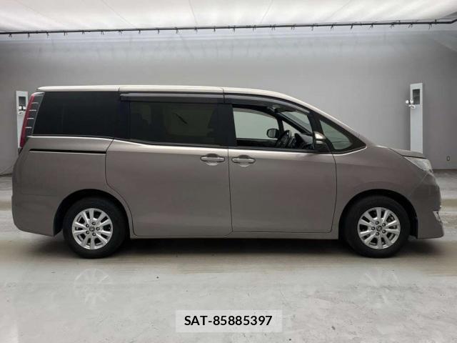 Toyota NOAH 2018-07 8216401-3