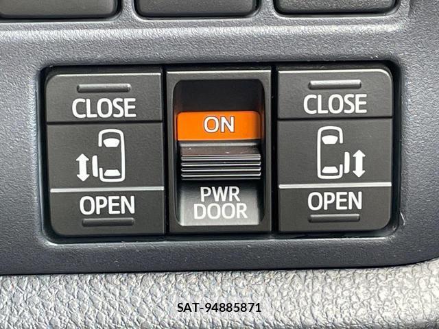 Toyota NOAH 2016-06 8216885-2