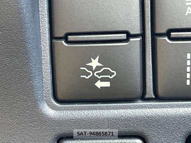 Toyota NOAH 2016-06 8216885-3