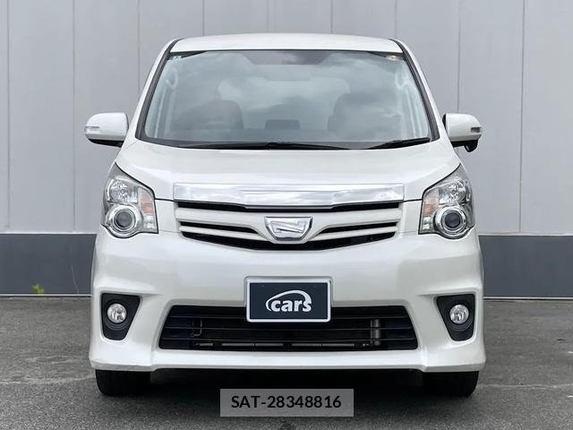Toyota NOAH 2012-01 8216956-1