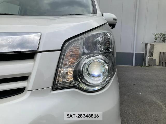 Toyota NOAH 2012-01 8216956-11