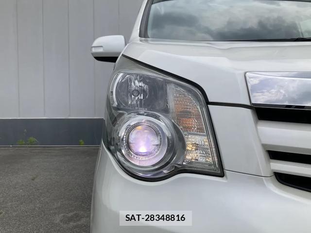 Toyota NOAH 2012-01 8216956-12