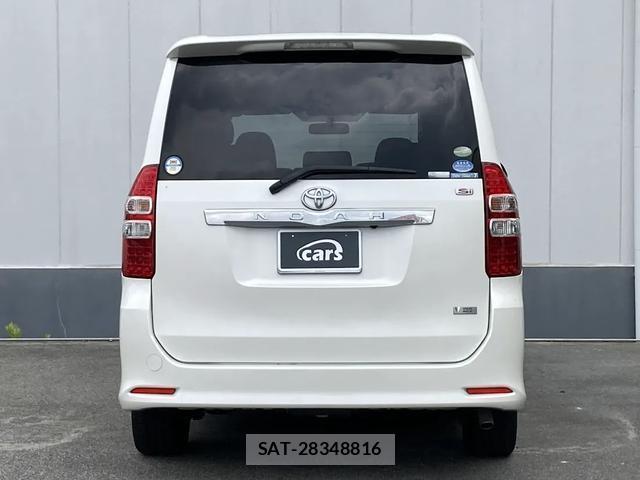 Toyota NOAH 2012-01 8216956-2