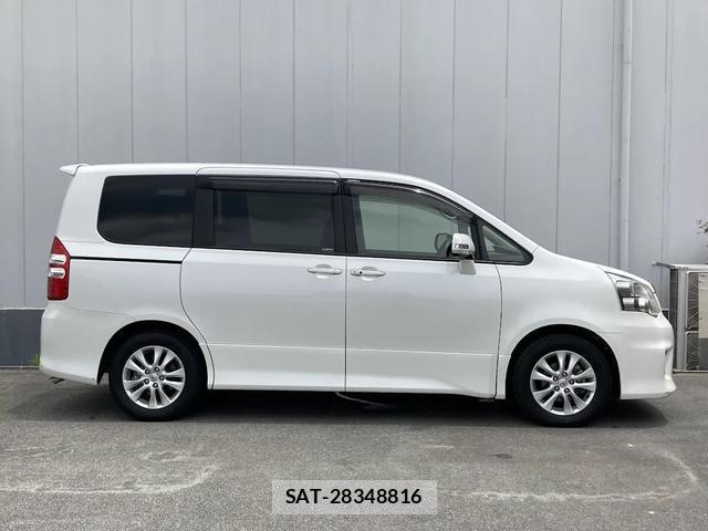 Toyota NOAH 2012-01 8216956-3