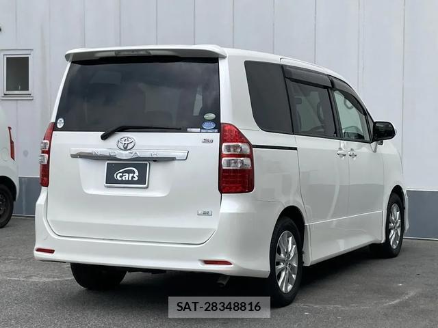 Toyota NOAH 2012-01 8216956-7