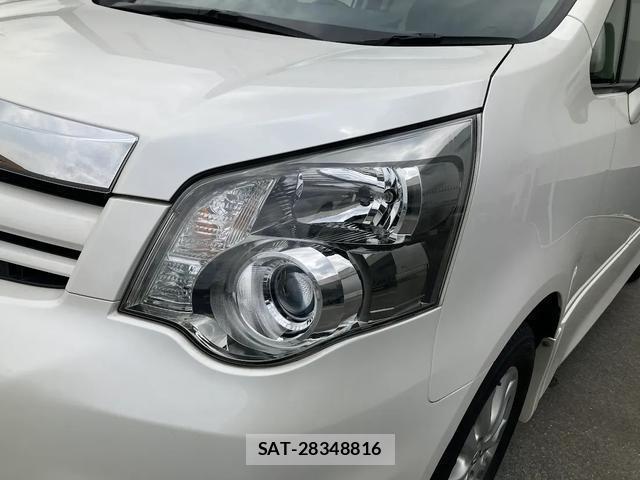 Toyota NOAH 2012-01 8216956-9