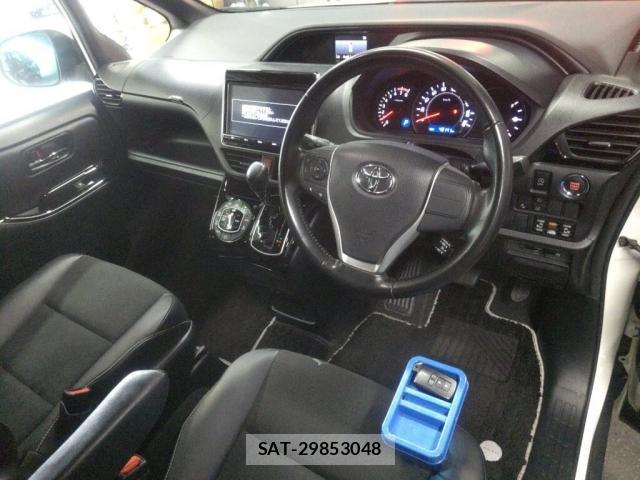 Toyota NOAH 2018-05 8216971-2