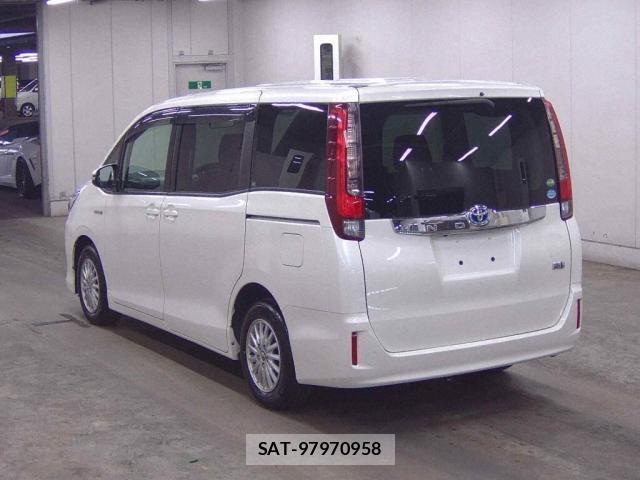 Toyota NOAH 2015-07 8216974-1
