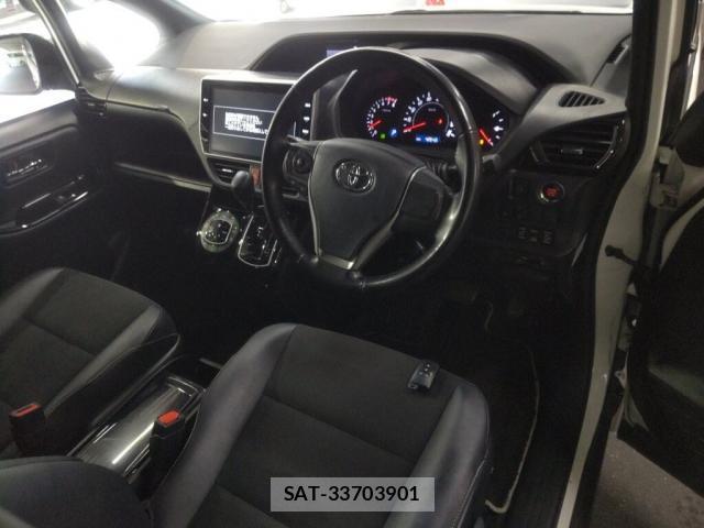 Toyota NOAH 2018-02 8216979-2