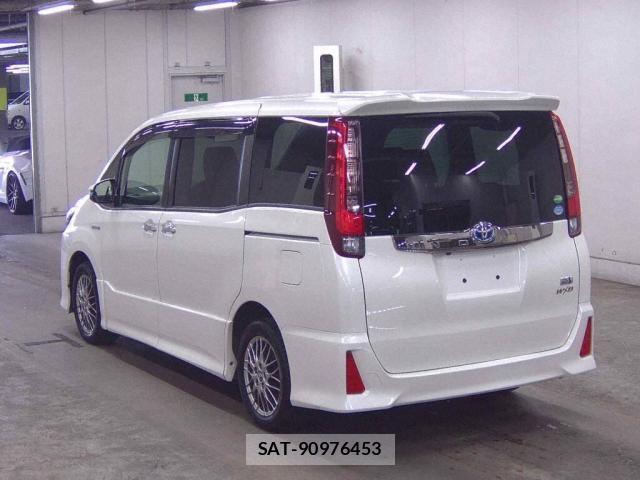 Toyota NOAH 2017-05 8216998-1