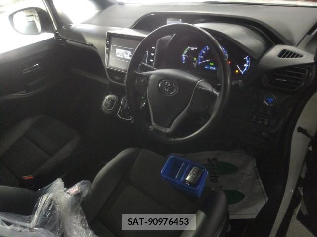 Toyota NOAH 2017-05 8216998-2